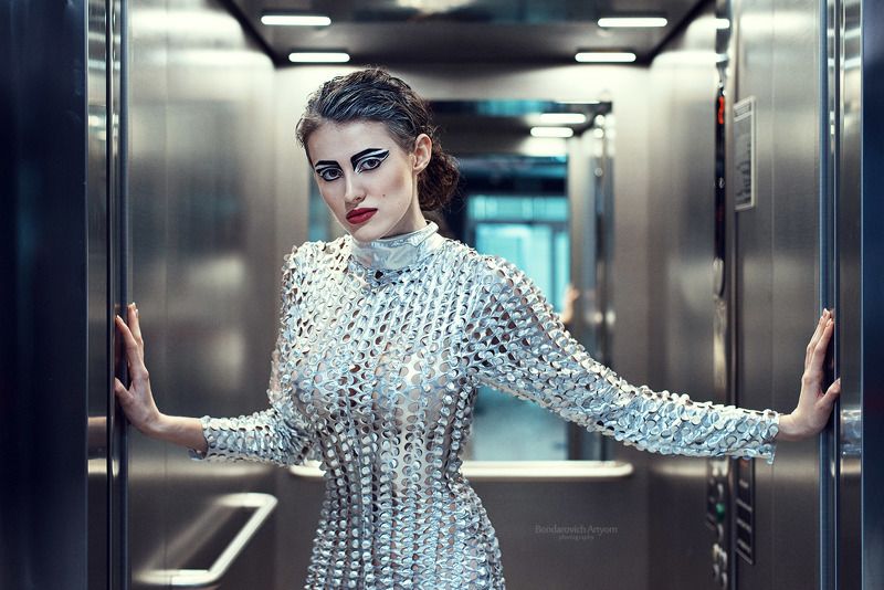девушка, лифт, модель, будущее Гостья из будущего фото превью