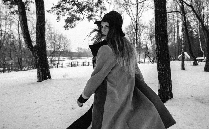 Девушка чб оборачивается атмосфера линии 28mm  Даша фото превью