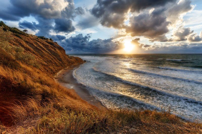 Закат над штормящим морем фото превью