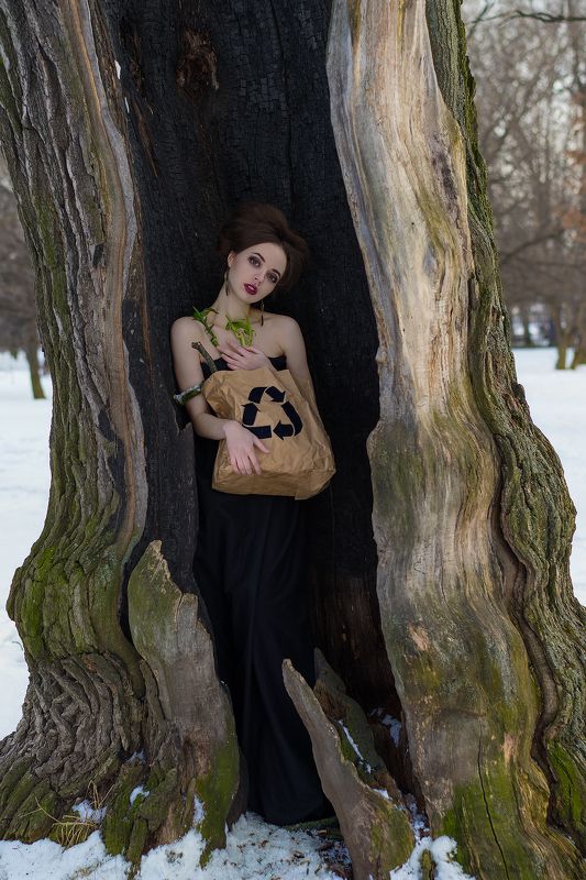 девушка Girl in the tree фото превью