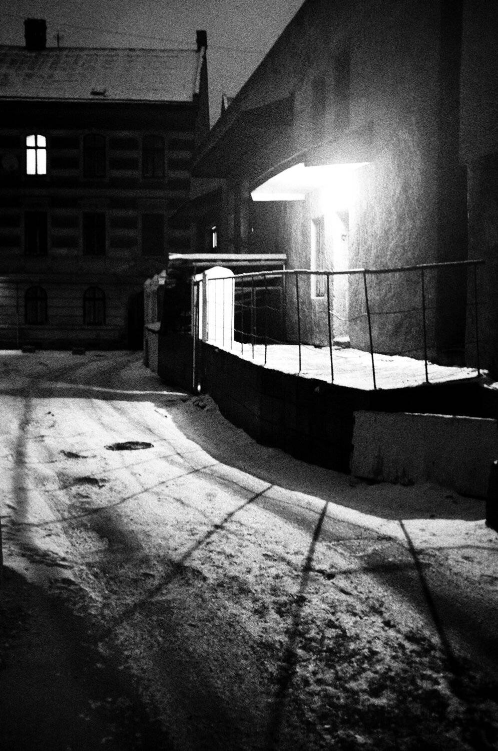 львов, ночь, улица, свет, переулок, настроение, жанр, стрит, тени, атмосфера, ночной город, город, зима, холод, силуэт, окно, двор,, Vladimir Voznyi