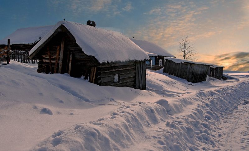 село закат солнце  развалюхи сугробы сараи дорога обочина искры облака захалустье Закат на селе фото превью