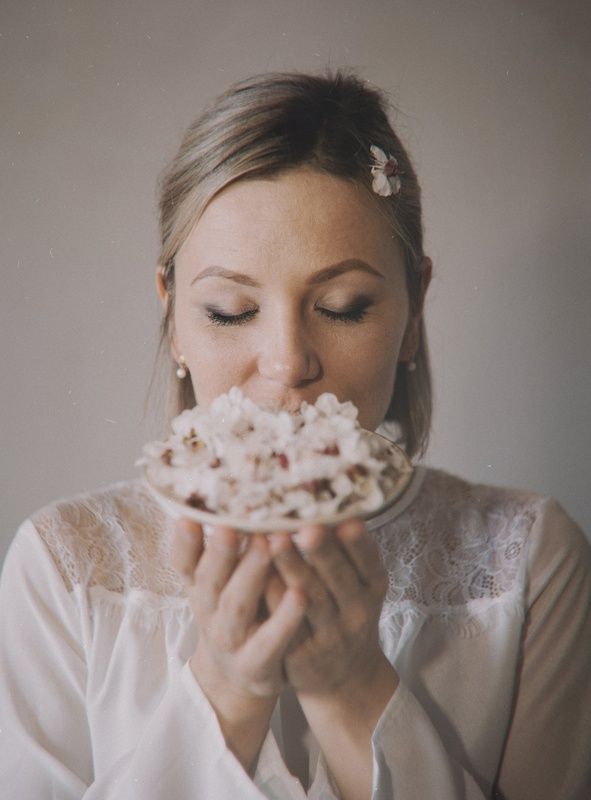 портрет, красота, девушка, женщина, нежность, весна, цвет, цветы, матовое, аналоговое, эмоции, эмоциональное, белое, мечтательное, винтажная оптика, helios 40-2, гелиос 40-2, керчь, крым, россия Однажды в цветущем апреле. фото превью