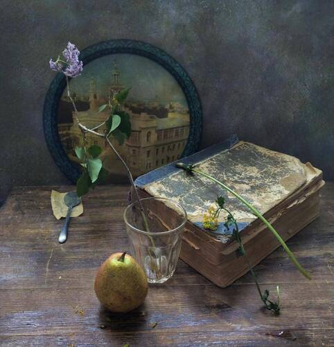 С веткой сирени