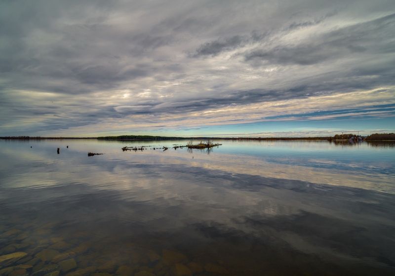 Облака вода и камни фото превью