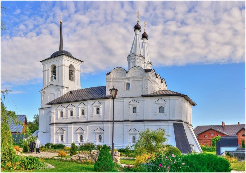 калужская область, калуга, россия, архитектура, православный храм, церковь, спас, пейзаж, лето, панорама Церковь Введения Пресвятой Богородицы во Храм в Спасо-Преображенском Воротынском монастыре фото превью