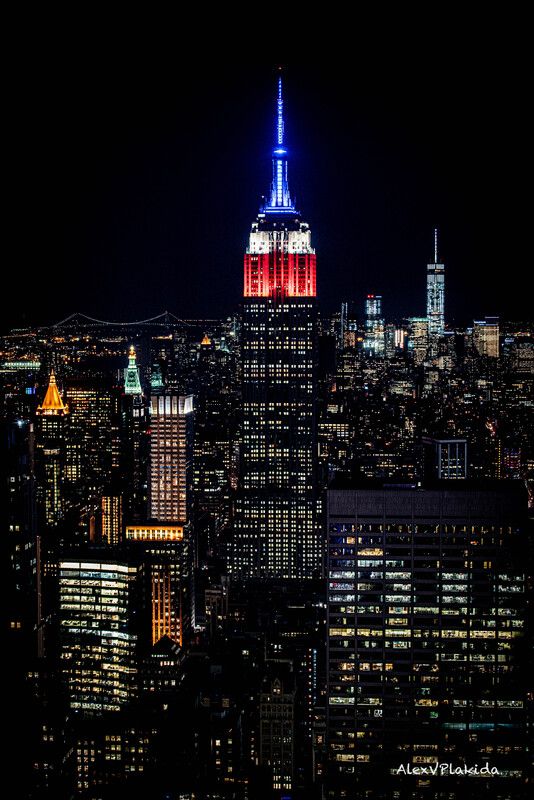 The Empire at night фото превью