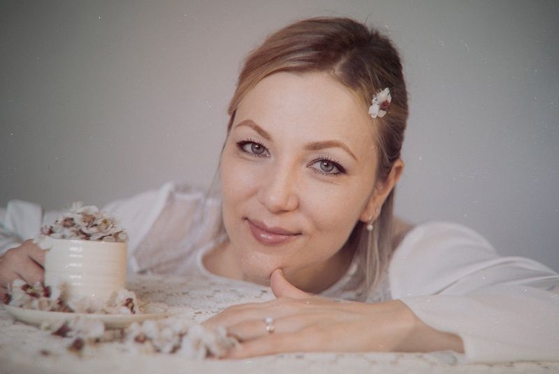 портрет, девушка, женщина, красота, очарование, експрессия, нежность, атмосфера, весна, цветение, цветы, эмоциональное, мануальная оптика, винтажная оптика, helios 40-2, гелиос 40-2, sont a7 iii, керчь, крым, россия Апрельское цветопитие. фото превью