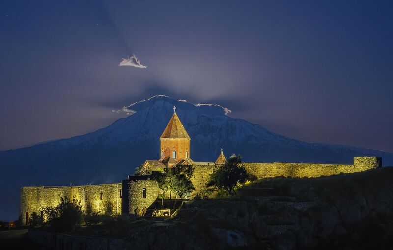 Монастырь Хор-Вирап на фоне Арарата с подсветкой Луны, зашедшей за его вершину фото превью