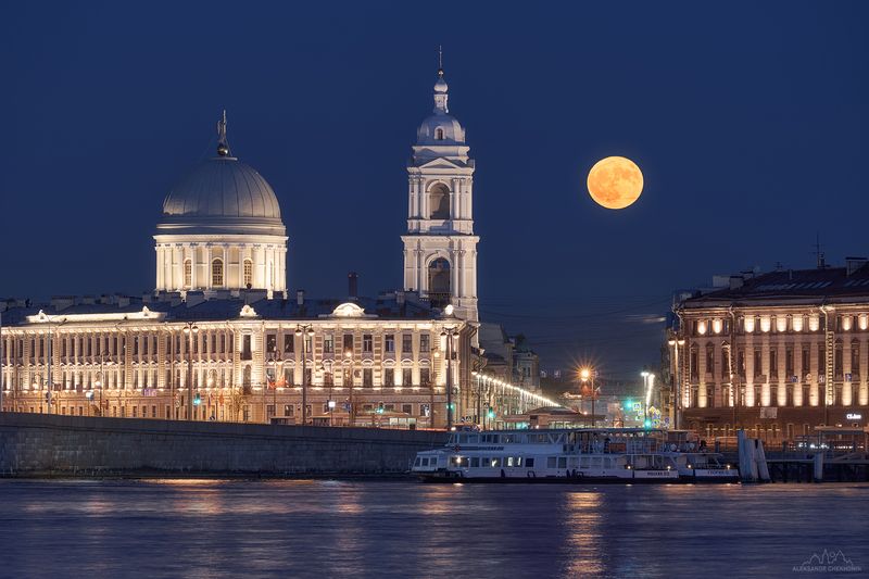 Санкт-Петербург, церковь Святой Екатерины, Луна, Полнолуние, Васильевский остров Вид на церковь Святой Екатерины фото превью