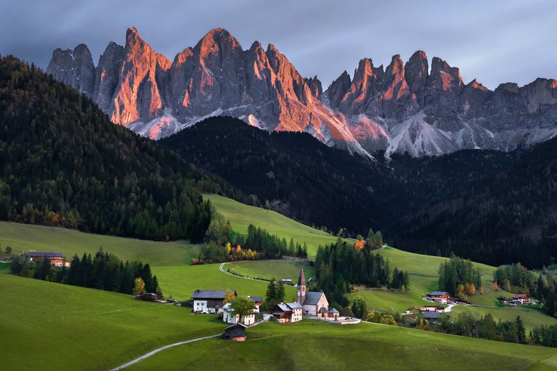 Классический вид на деревню Санкт Маддалена фото превью
