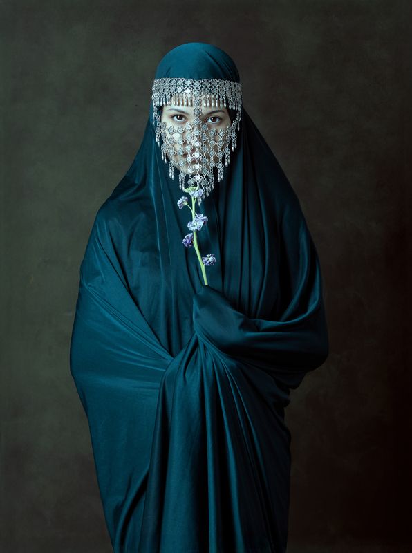 Портрет с веточкой фото превью