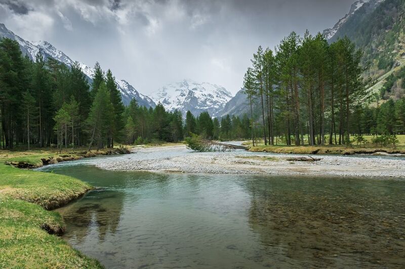 Пасмурный день в горах фото превью