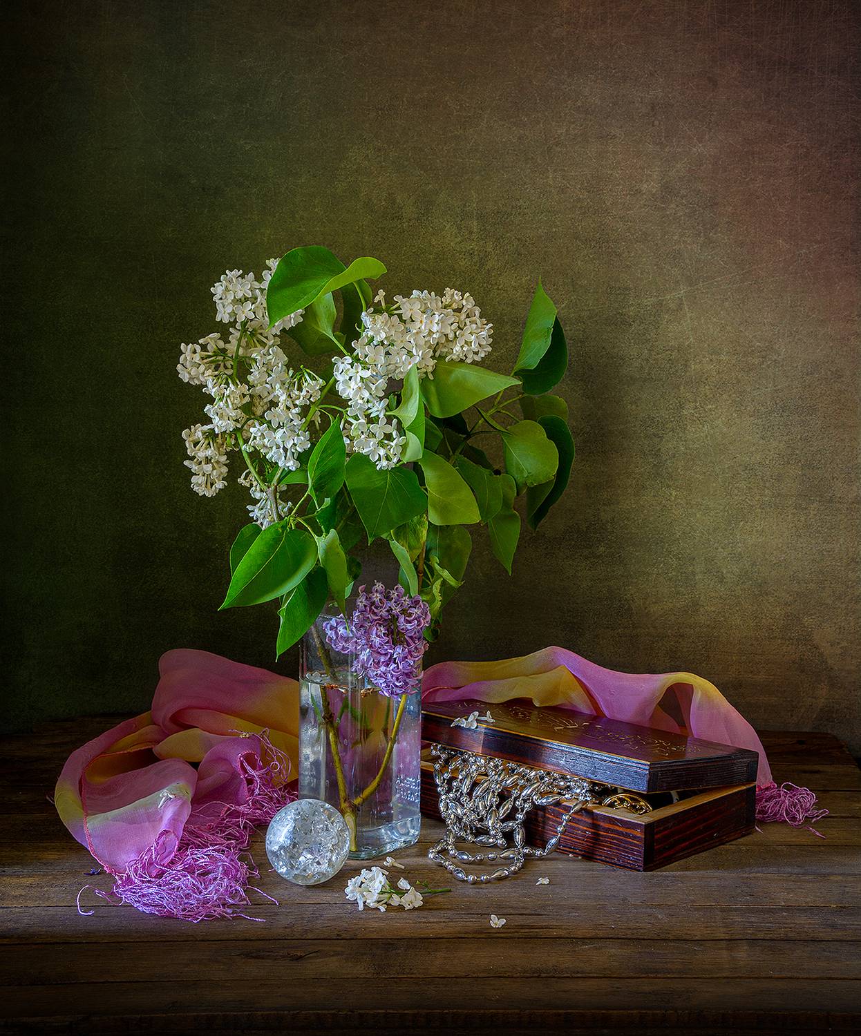 сирень, шкатулка, бусы,цветы, шар стеклянный, ваза, шарфик, Алексей Бычков