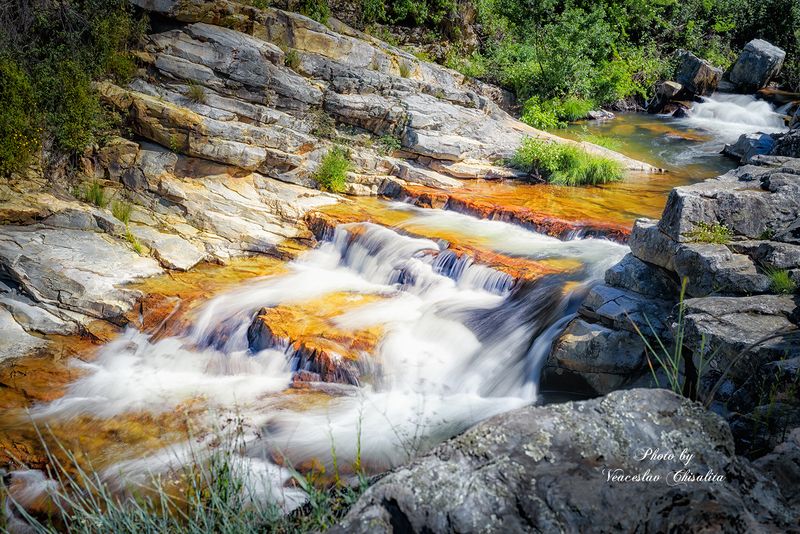 #природа #горныйручей #живописно #горы #поход #летовгорах #пейзаж #тишина #свежийвоздух #диканатура #поток #зелень #вода #горнаярека #природнаямагия #nature #mountainstream #greenescape #hikingadventures #naturevibes #wildwater #earthmood #sereneviews #la Там, где поют ручьи фото превью