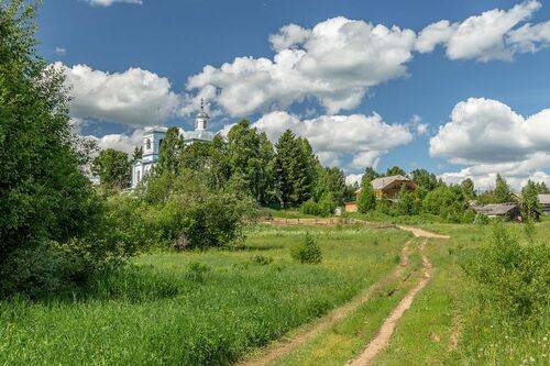На краю села.