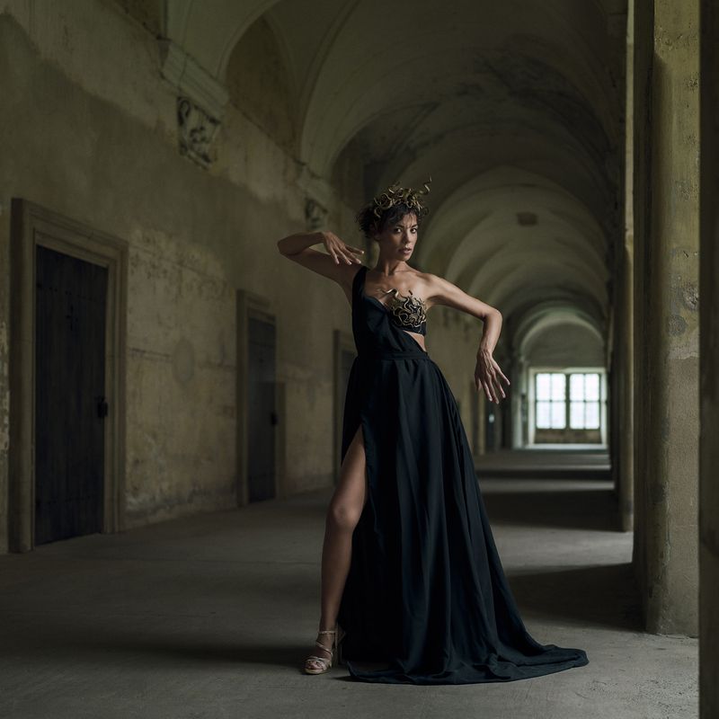 ancient aesthetics, artistic portrait, baroque architecture, cinematic lighting, dramatic photography, emotional depth, front view, golden headdress, historic interior, light and shadow, looking at camera, one person, standing, window, woman The Serpent Queen фото превью