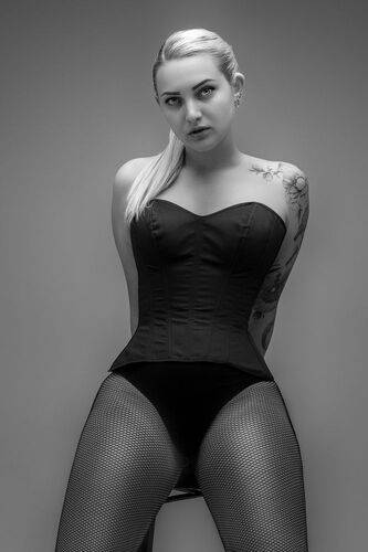 Boudoir - Black & White - Vika