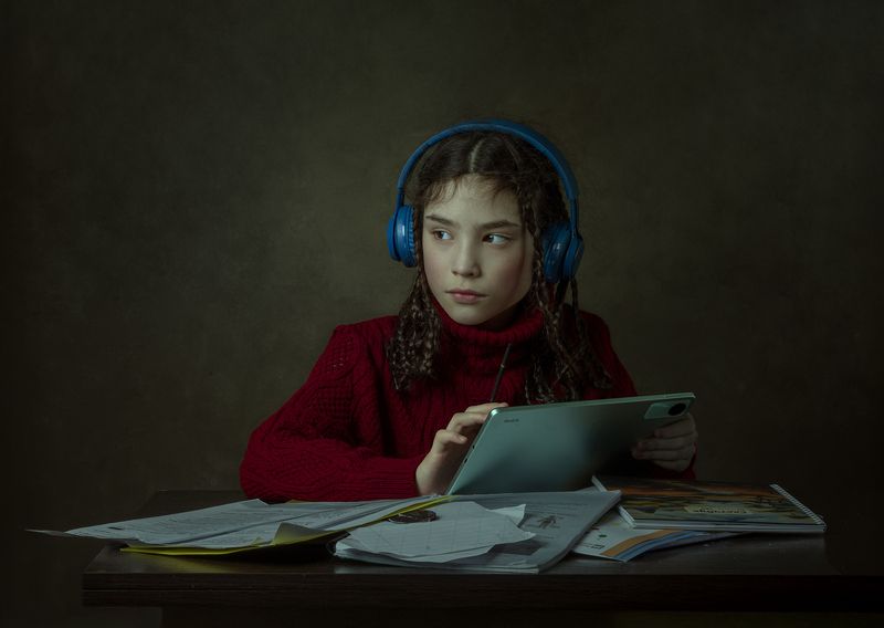 Портрет Юли в наушниках фото превью