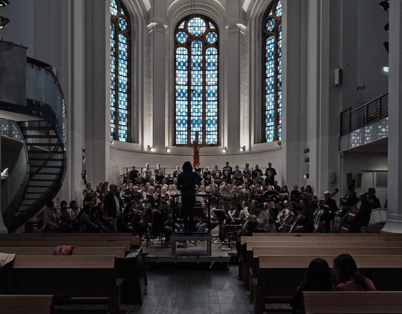 Церковь люди  В старой церкви в Дюссельдорфе  фото превью