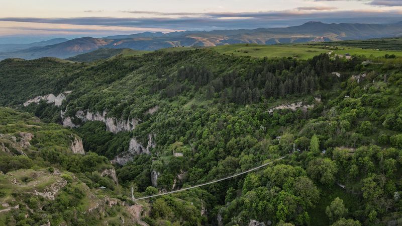 Армения, Сюникская область, пещерный город Хндзореск, подвесной мост Вид с птички фото превью