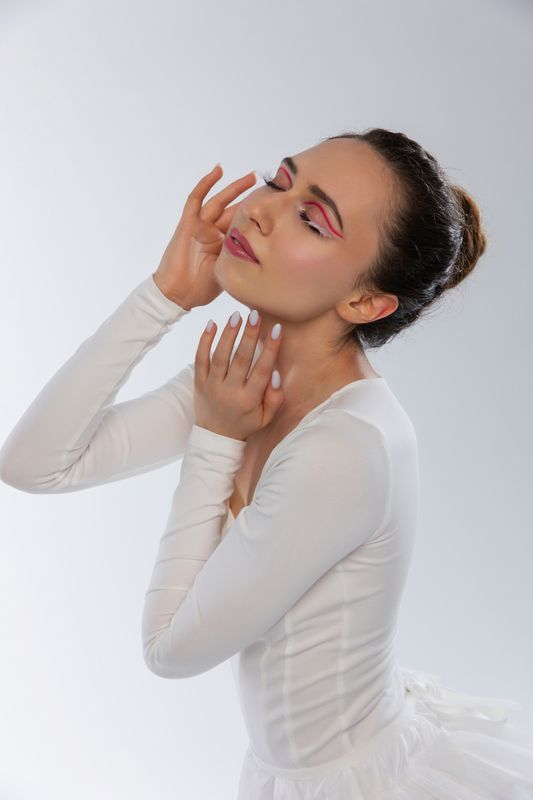 Ballerine in studio, portrait Tender фото превью