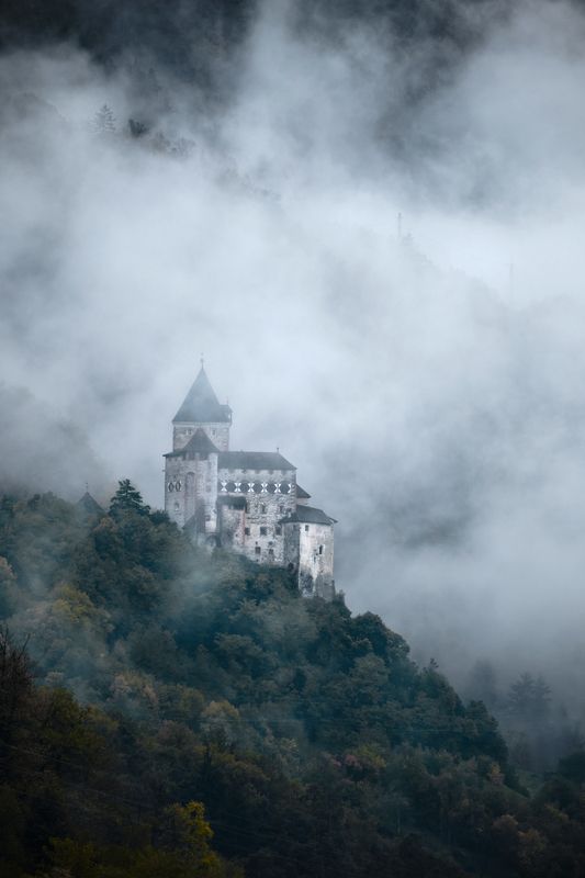 Замок на обрыве фото превью