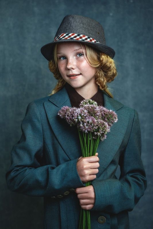 портрет, дети Василиса с цветами фото превью