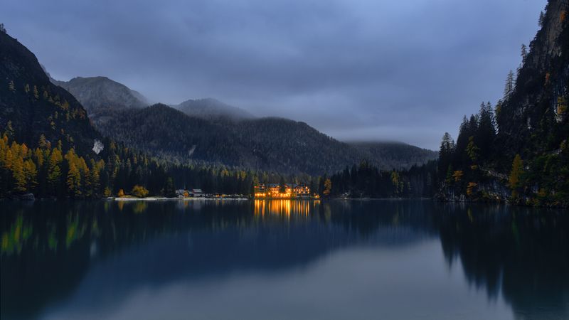 Вид на отель на озере Брайес фото превью