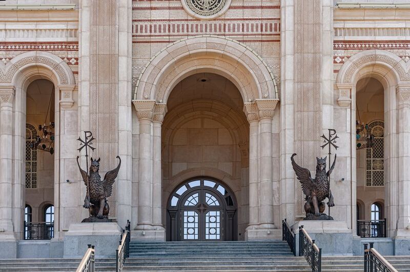 Фасад с грифонами фото превью