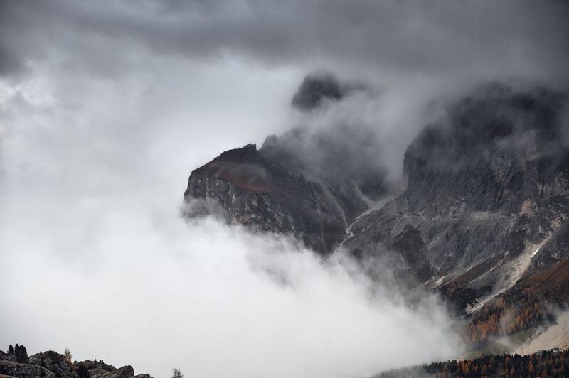 Скалы в облаках фото превью