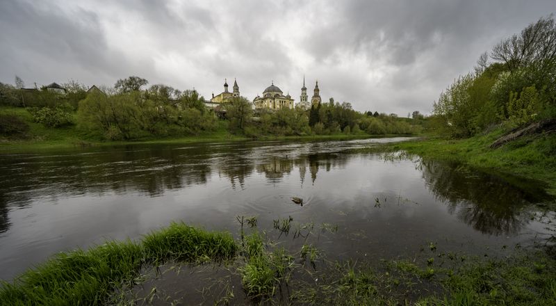 Россия, Тверская область, Торжок, река Тверца, Новоторжский Борисоглебский мужской монастырь Однажды в Торжке фото превью
