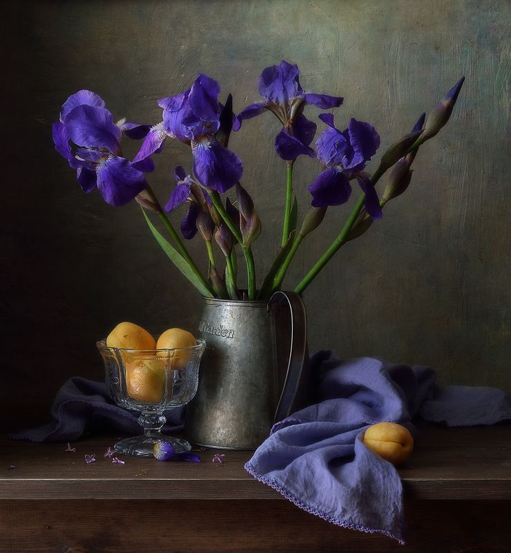 натюрморт,ирисы,цветы,абрикосы ирисы... фото превью