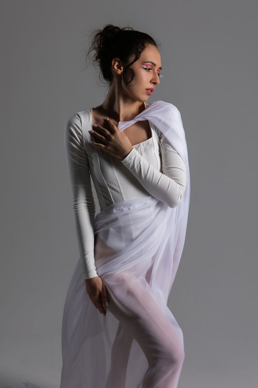 Ballerine in studio, portrait Time flies фото превью