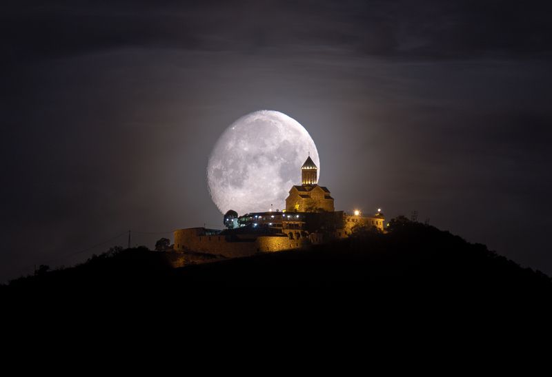 #moon, #astrophotography,  #night Moon Over Monastery фото превью
