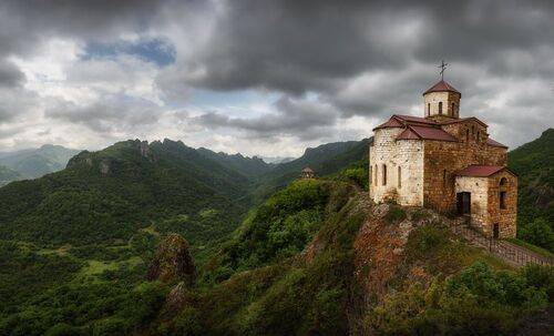 Старинный храм на горе Шоана
