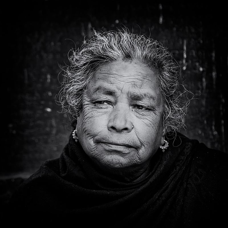 Портрет пожилой женщины фото превью