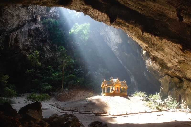 Храм в пещере Phraya Nakhon фото превью