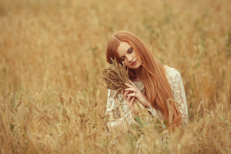 девушка,поле,осень в поле фото превью