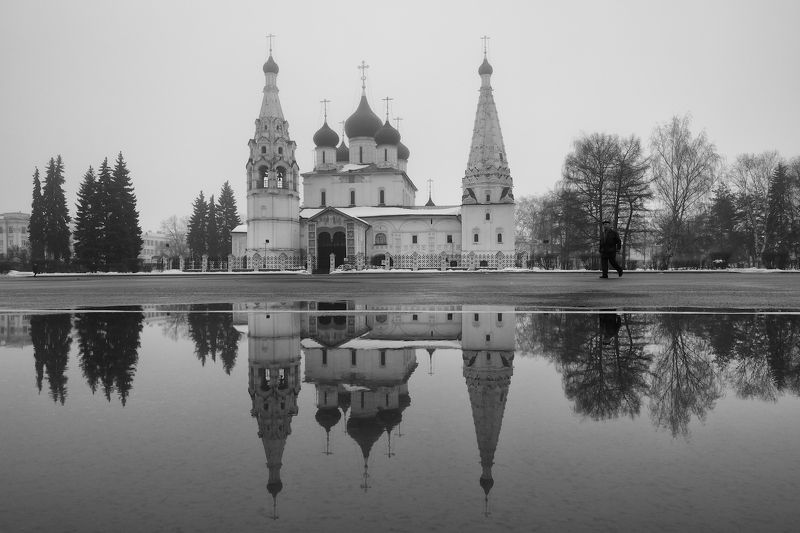 ярославль город туман утро снег лужи весна беседка храм площадь набережная Из тумана идущий, в туман уходящий. фото превью