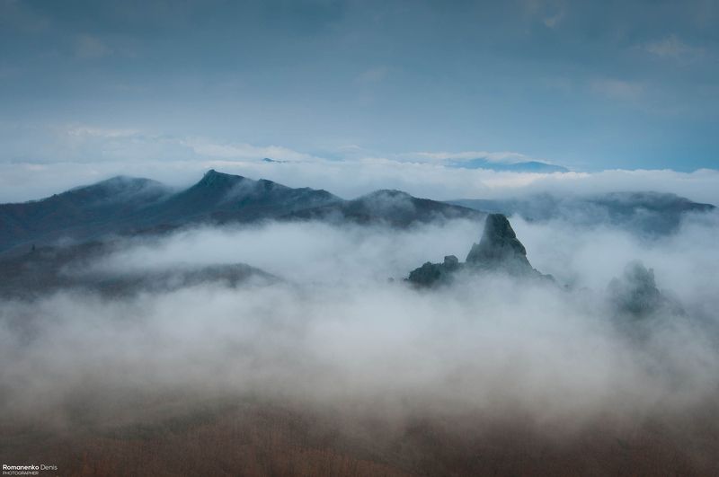 Спят сопки под туманным одеялом. фото превью