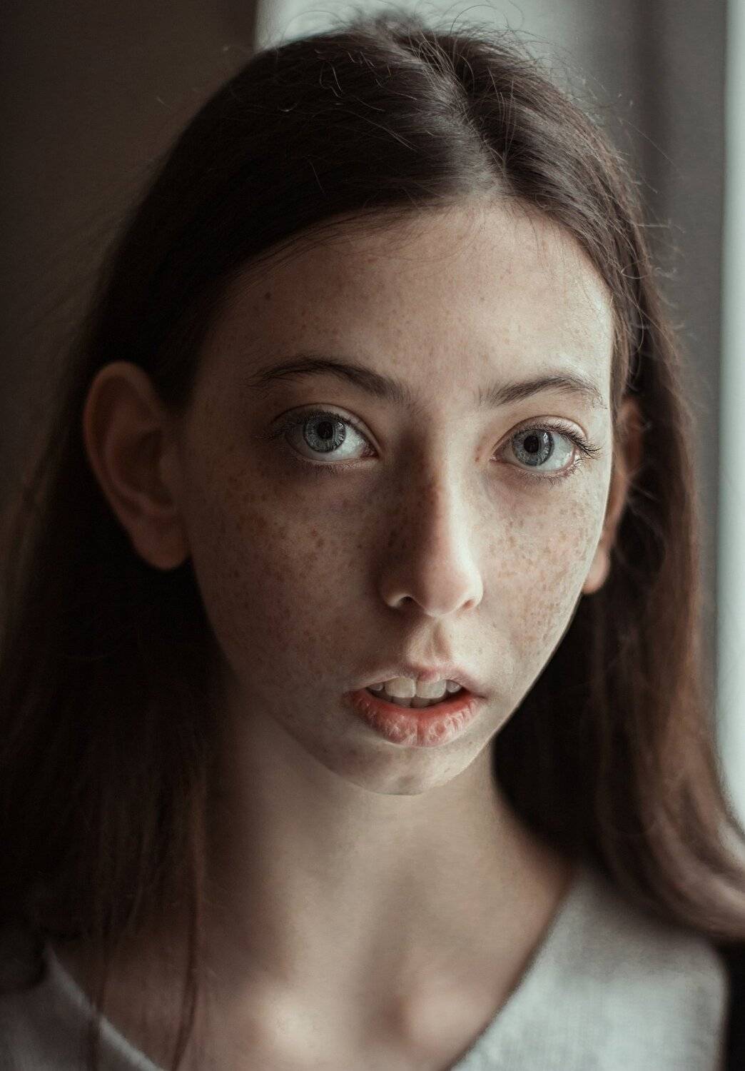 портрет глаза веснушки волосы свет лицо модель, Комарова Настя