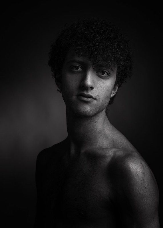 Портрет юноши фото превью