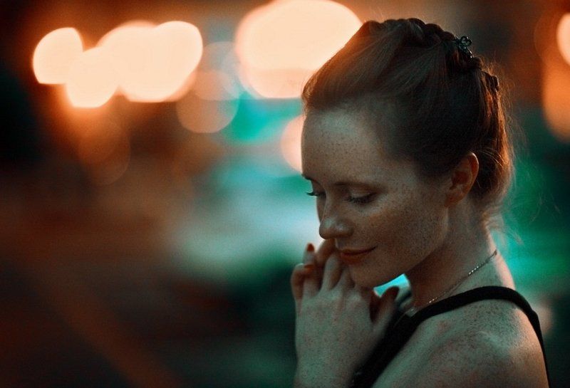 девушка, веснушки, естественный свет, бокэ, вечерние огни *** фото превью