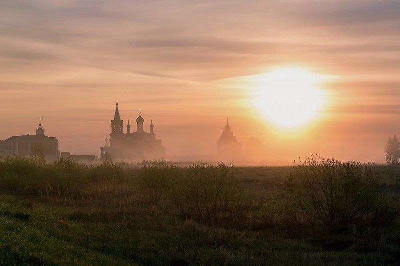 рассвет монастырь весна туман солнце Мамонтова пустынь фото превью