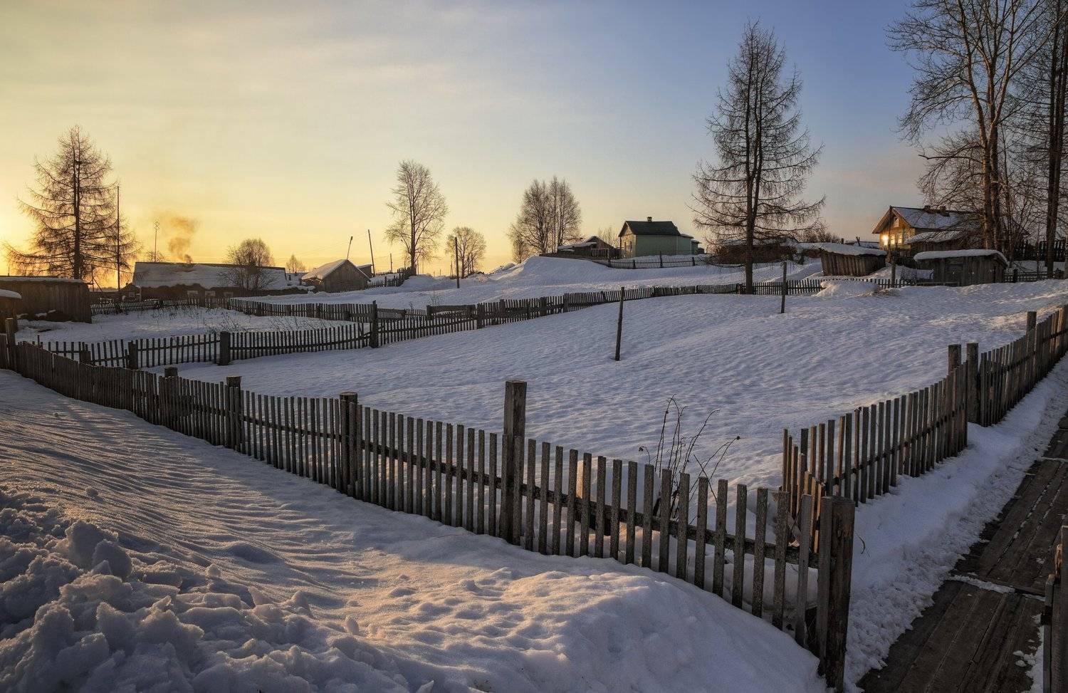 зима, деревня, снег, сугробы, утро, дома, деревья, забор, Ра Вера