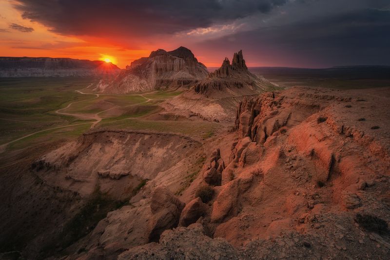 Багряный закат в долине замков Айракты фото превью