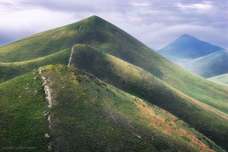 Долгие горы на рассвете фото превью