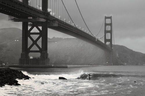 Perfect wave, black and white