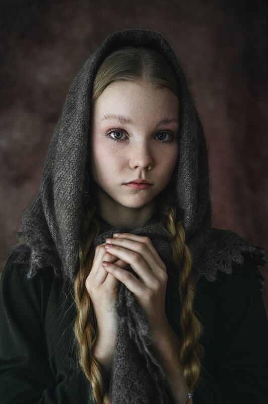 Василиса в платке фото превью